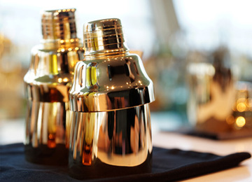 カウンターの上にあるシェーカー